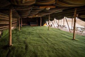 אוהל בדואי משותף בפנים