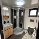 מול מדבר חדר רחצה